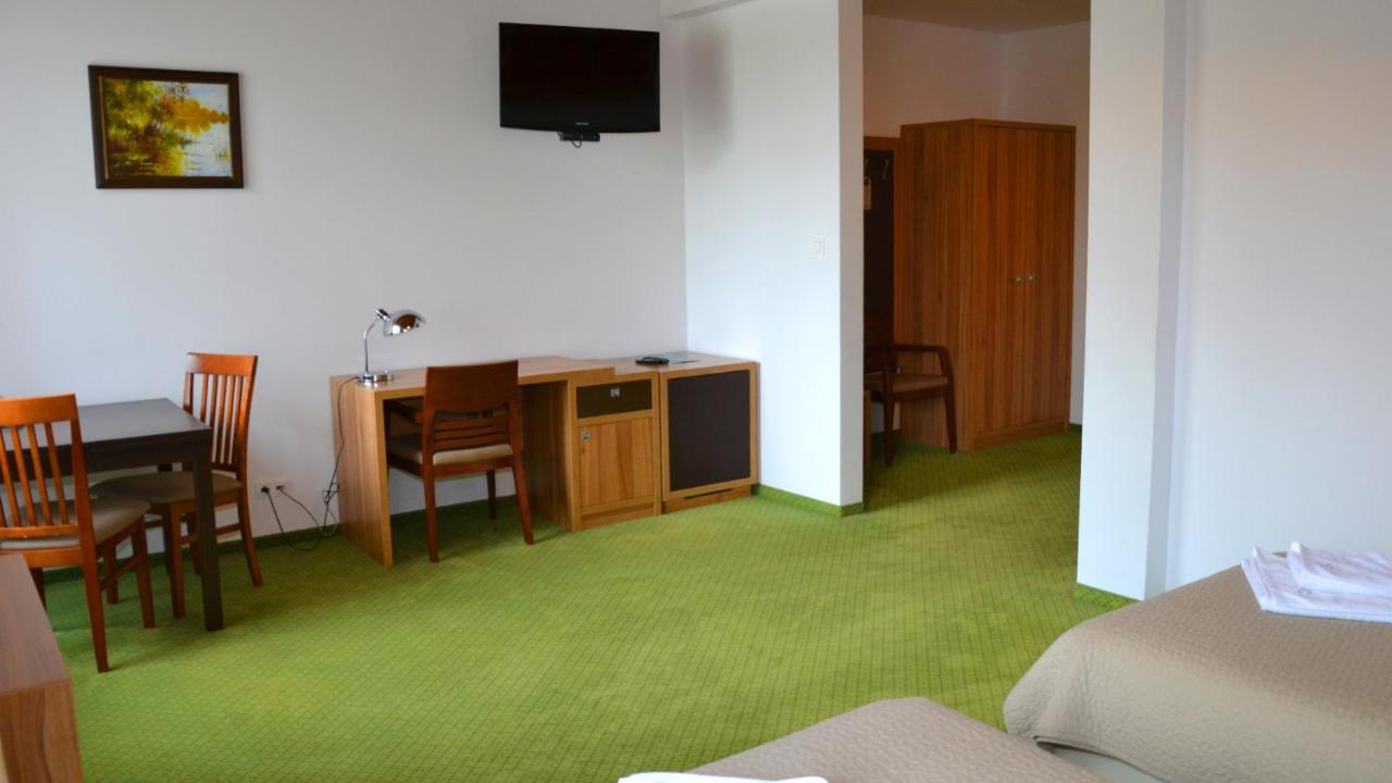 Tawerna Kaper Hotel Iława Buitenkant foto