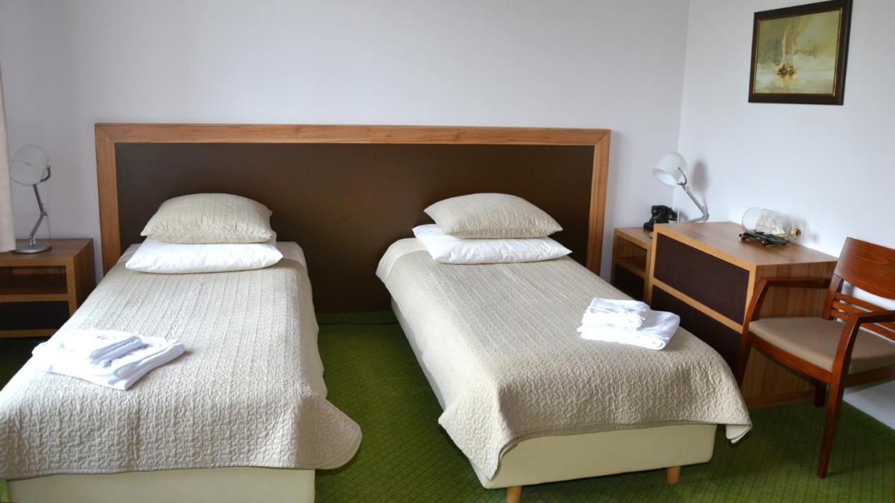 Tawerna Kaper Hotel Iława Buitenkant foto