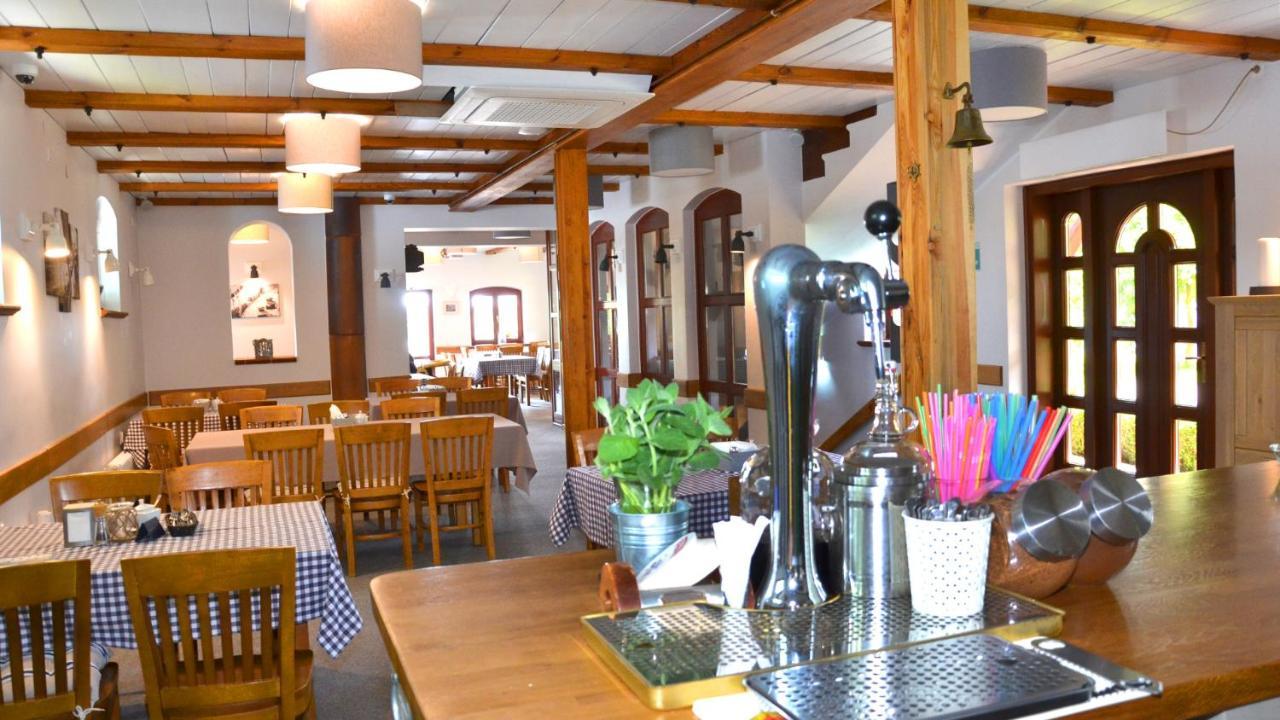 Tawerna Kaper Hotel Iława Buitenkant foto