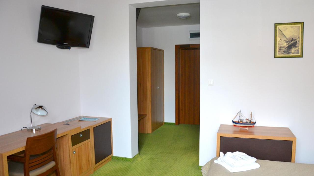 Tawerna Kaper Hotel Iława Buitenkant foto