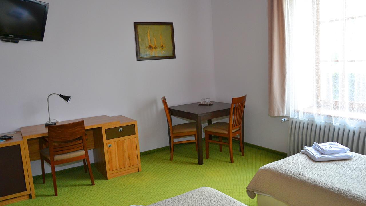 Tawerna Kaper Hotel Iława Buitenkant foto