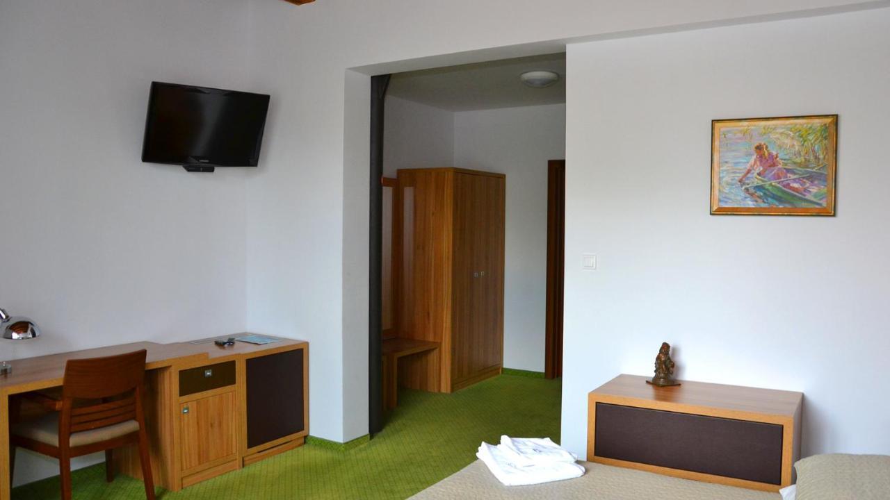 Tawerna Kaper Hotel Iława Buitenkant foto