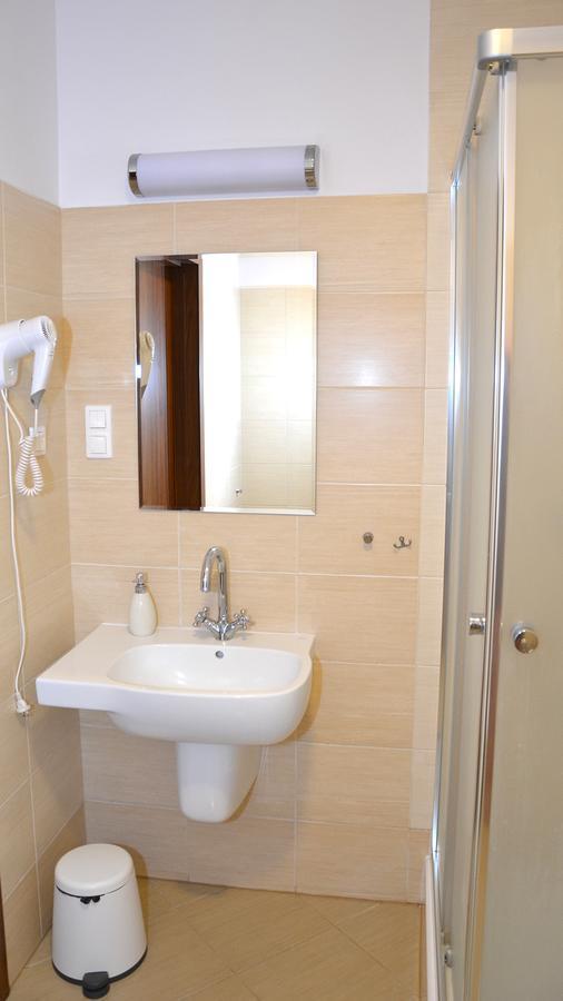 Tawerna Kaper Hotel Iława Buitenkant foto