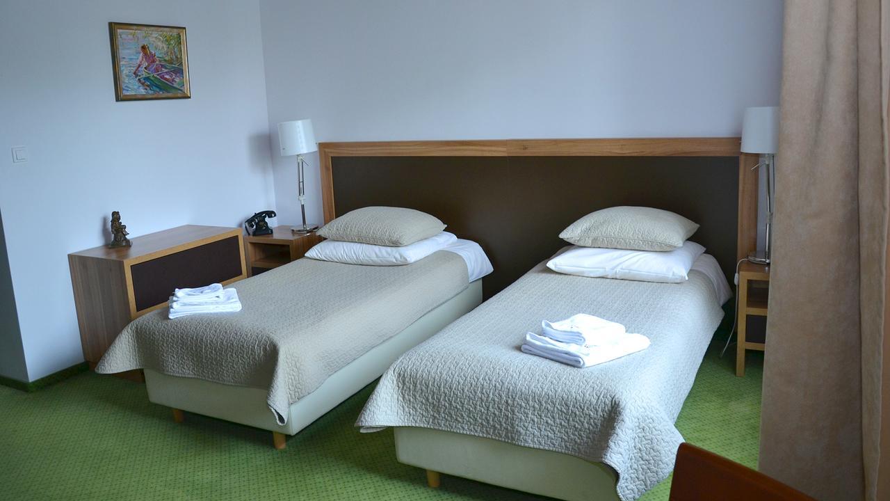 Tawerna Kaper Hotel Iława Buitenkant foto