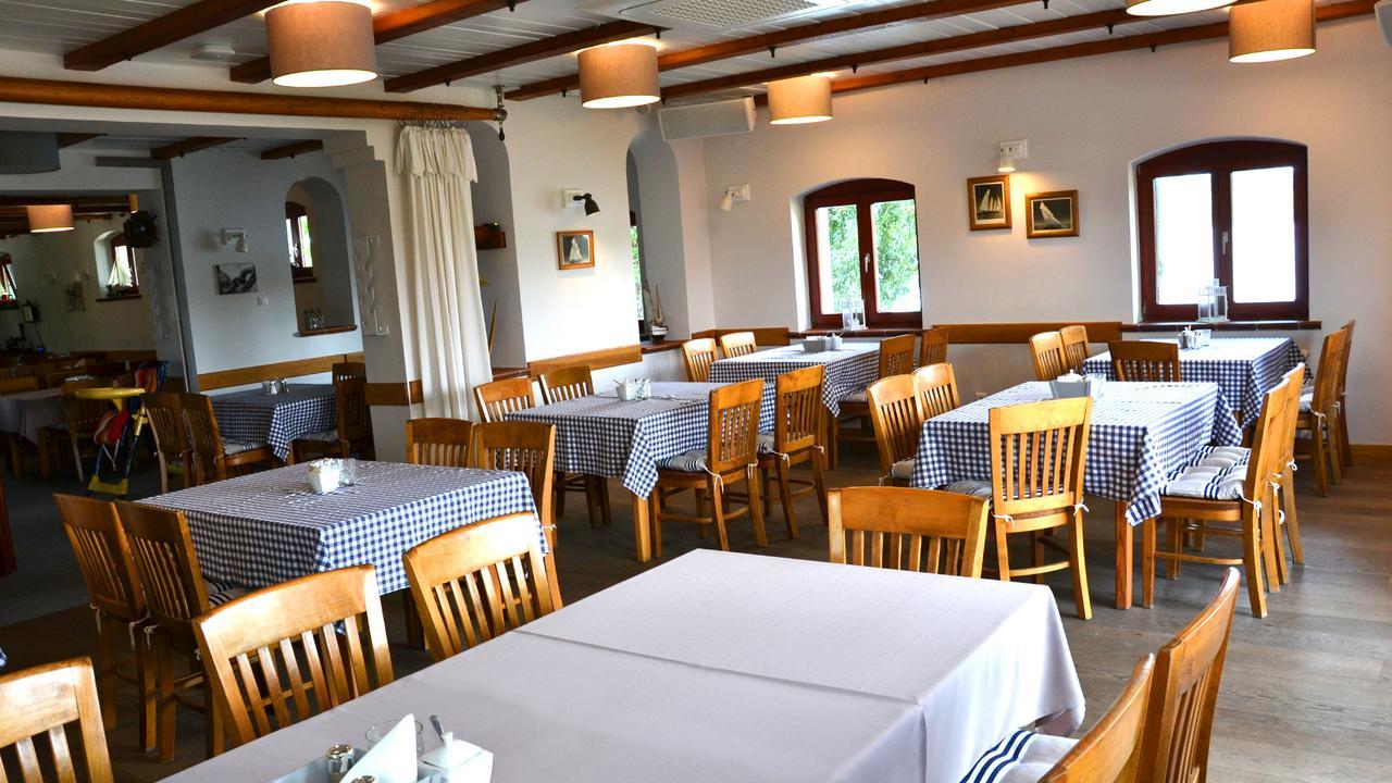 Tawerna Kaper Hotel Iława Buitenkant foto